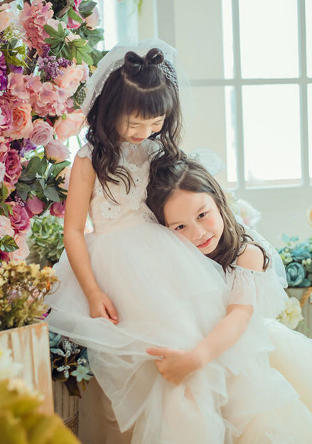 我們專業提供孕婦寫真、全家福照、寶寶寫真、親子寫真和兒童寫真服務。從懷孕的幸福期盼，到全家共聚的歡樂，再到寶寶成長的每一刻，我們用鏡頭記錄您和家人的每一個美好瞬間，讓愛與回憶永存。