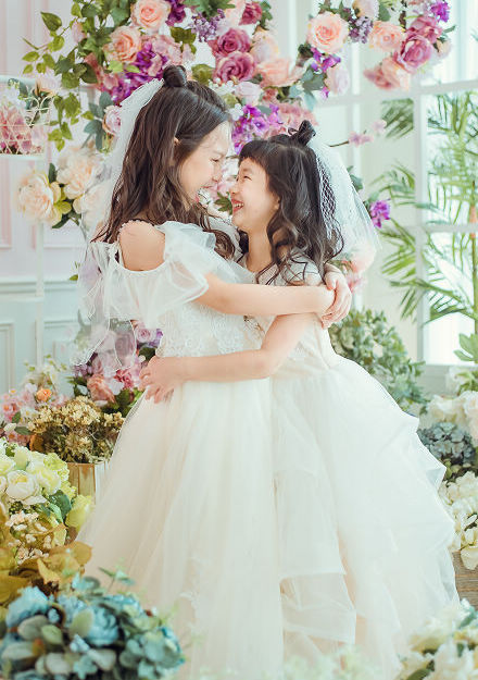 提供全方位的孕婦寫真、全家福照、寶寶寫真、親子寫真和兒童寫真服務。我們用心記錄每一個幸福瞬間，從孕期的期待到全家福的快樂，再到寶寶和兒童的純真笑容，讓愛與回憶永不褪色。