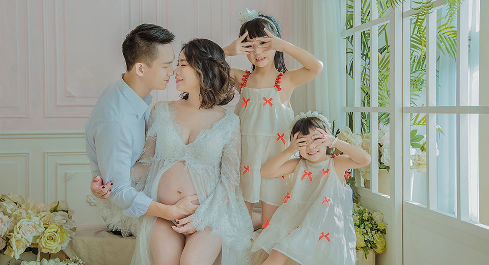 我們的攝影師專注於孕婦寫真、全家福照、寶寶寫真、親子寫真和兒童寫真，用鏡頭捕捉您家庭的點滴美好。每一張照片，都是愛與幸福的見證。